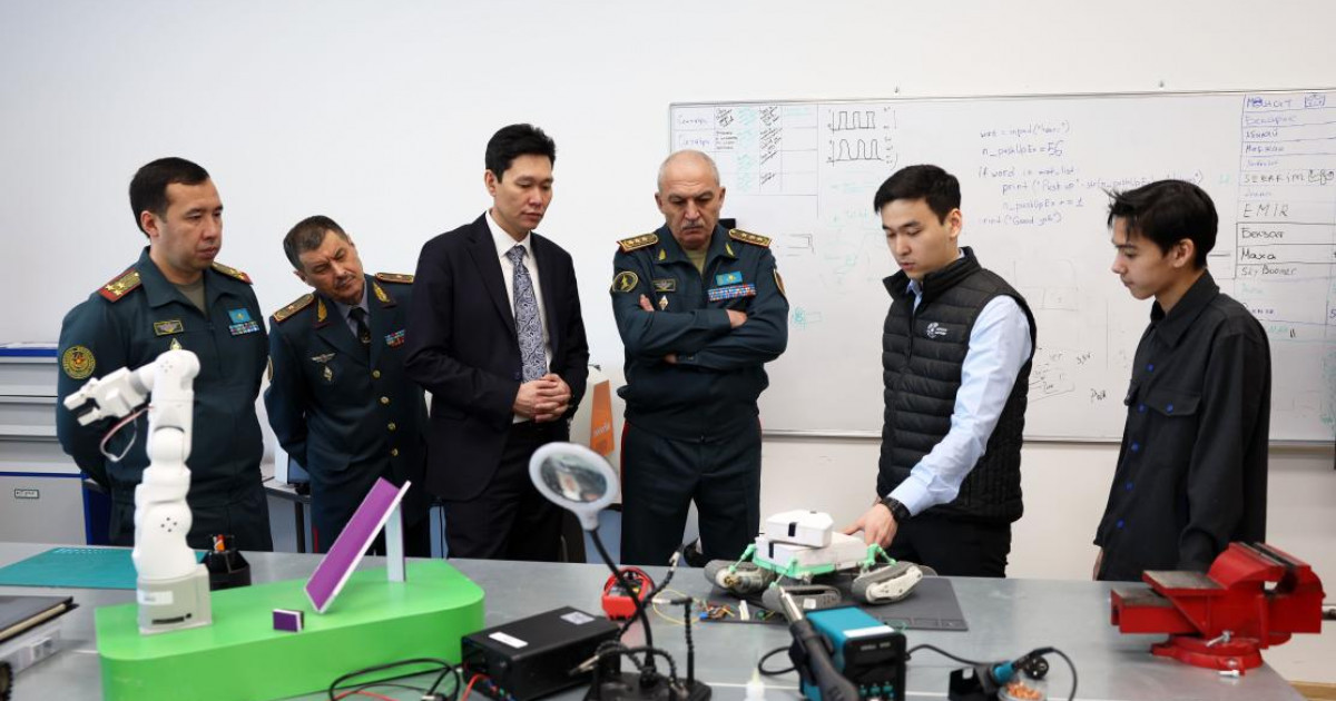 Қорғаныс министрі студенттер жасаған дрондарды жоғары бағалады