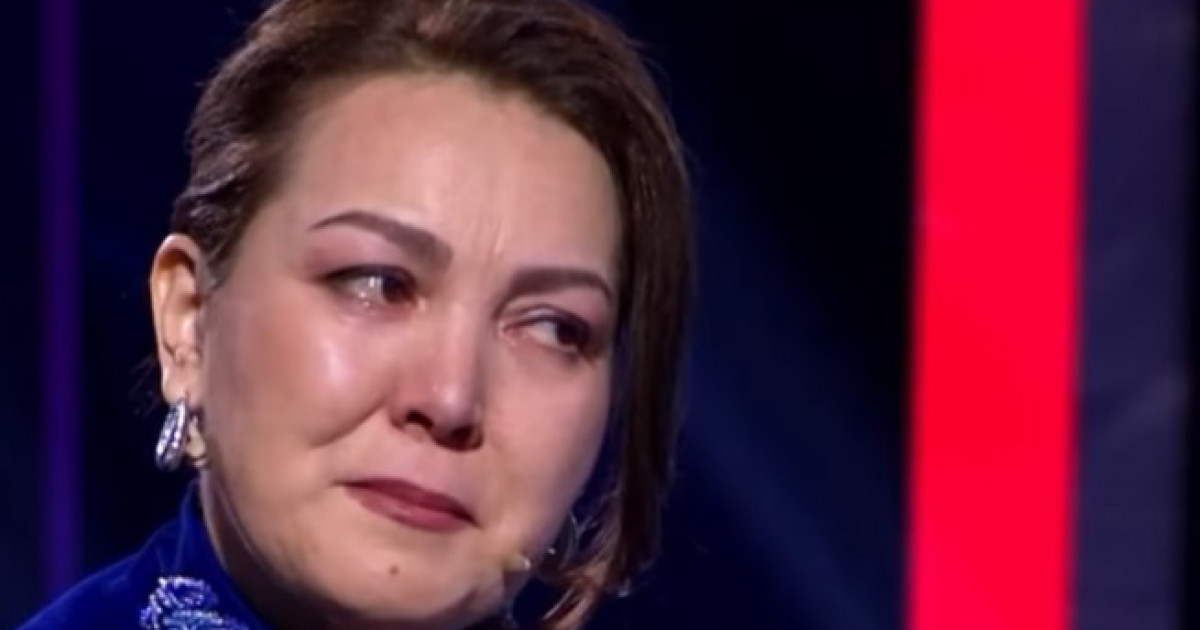 «Тамағыма өксік тығылады...»: Жұлдызай Дүйсенбиева балалық шағы туралы айтып, жылап қалды