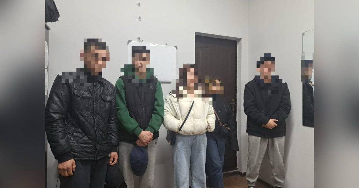 Алматыда танысу сайттары арқылы адамдарды алдап, тонағандар ұсталды