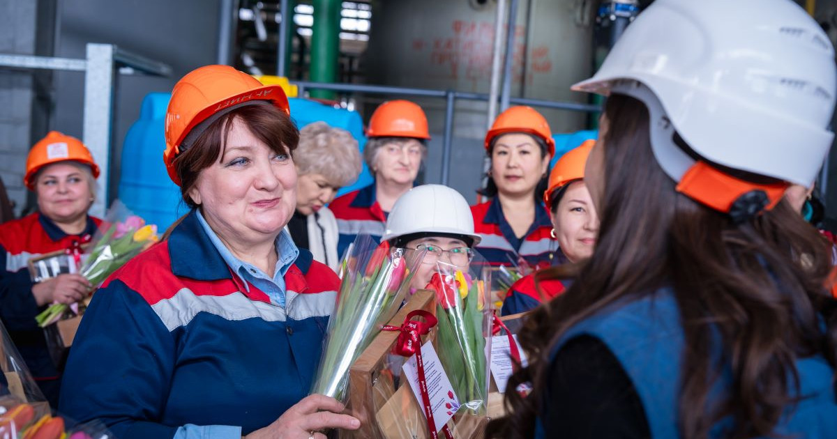«AMANAT» партиясының жастары жұмысшы әйелдерді құттықтады