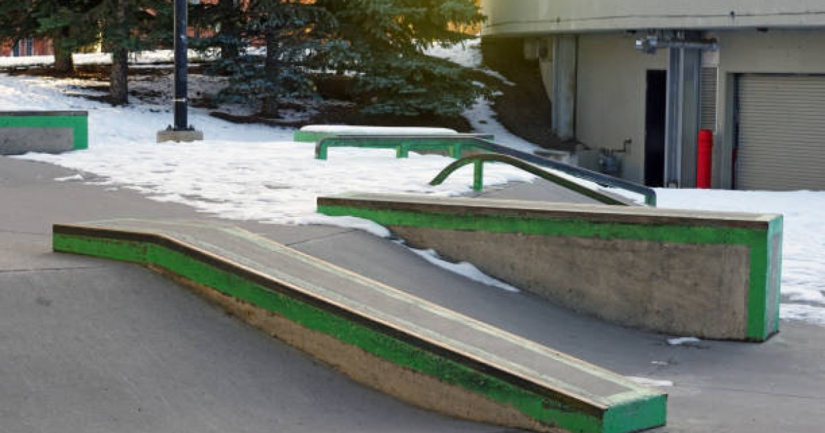 Астанада тұрғын үйдің пандусынан сырғанаған бала көлік астына түсті