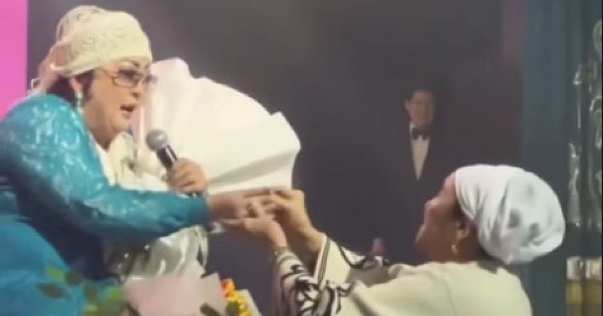 Димаш Құдайбергеннің әжесі Мақпал Жүнісоваға тосынсый жасады