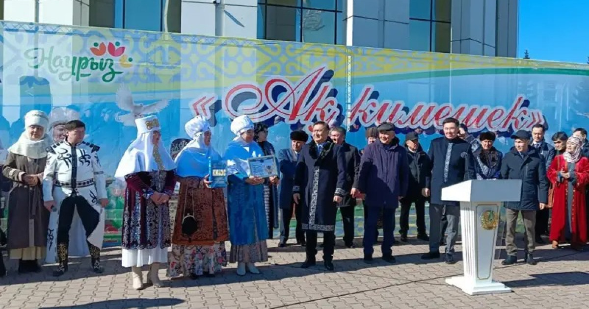 Көкшетауда ақ кимешек киген аналар Қазақстан рекордын жаңартты