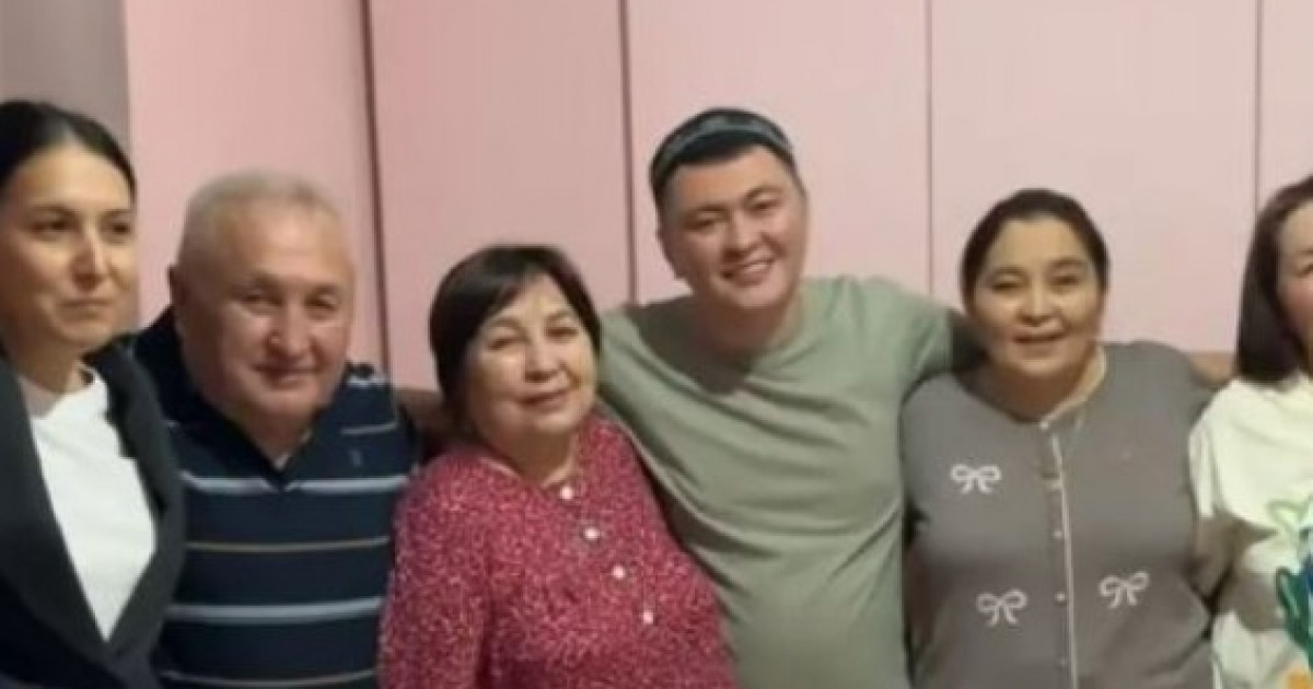 «Менің орнымда анам тұруы керек еді»: Дәулет Мұқаев әсерлі жазба жариялады