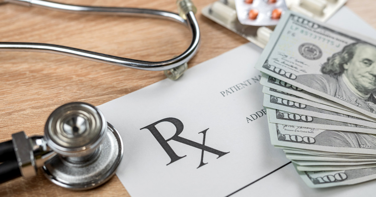 Денсаулық сақтау басқармасы қызметкері қоймада сақталған дәрілерді сатып келген