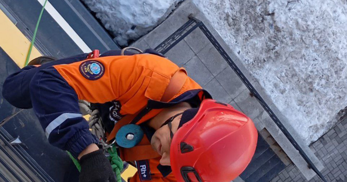 Өрт сөндірушілер құлыптаулы пәтердің ішінде жалғыз қалған сәбиді құтқарды