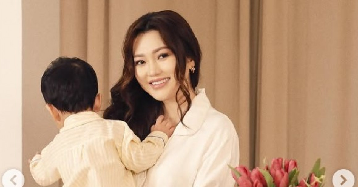 «Отбасымен Дубайда тұрады»: әнші Ерке Есмахан өнердегі құрбысы туралы айтты