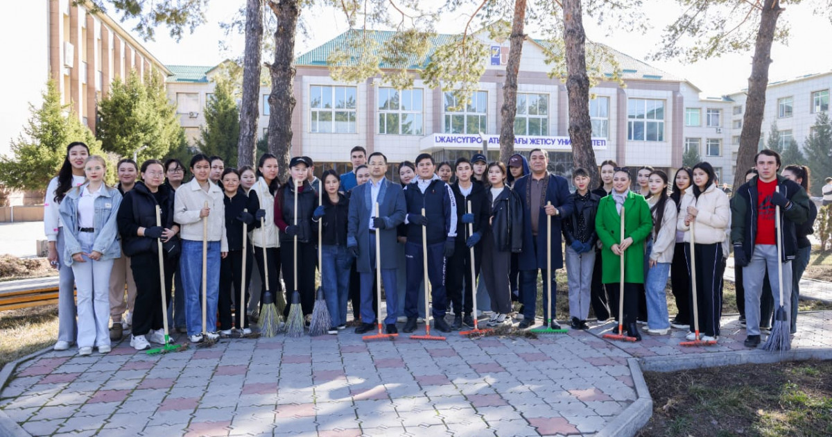 Студенттер Наурызнама аясында сенбілікке шығып, қоршаған ортаны тазалауға үлес қосты