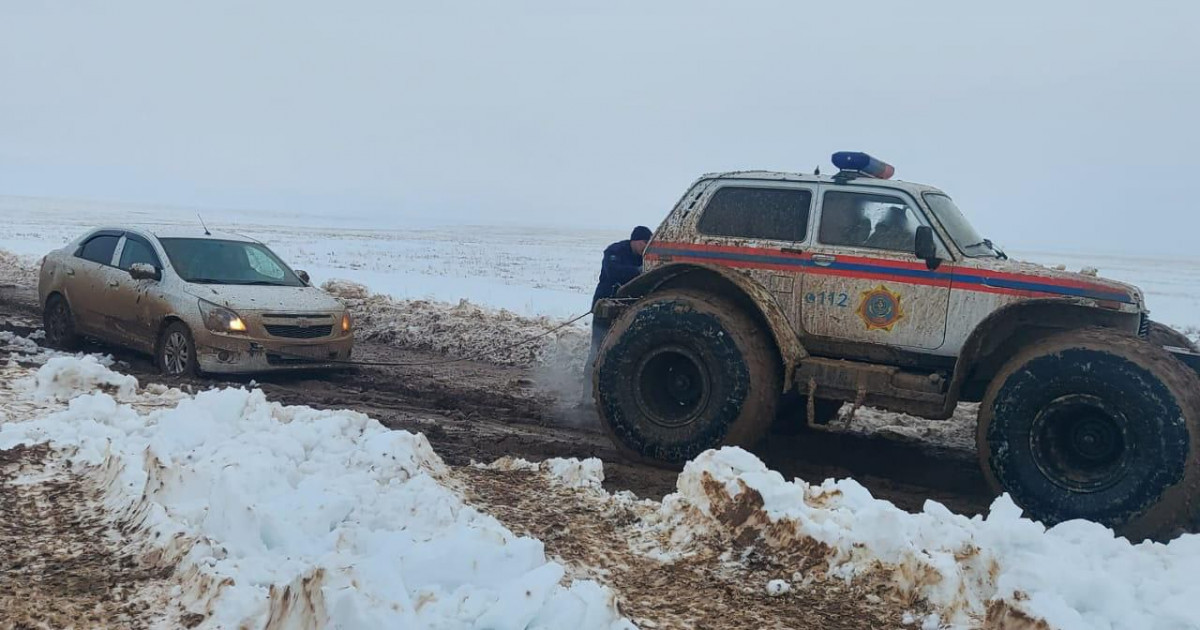 ТЖМ құтқарушылары батпаққа батып қалған автокөлікті сүйреп шығарды