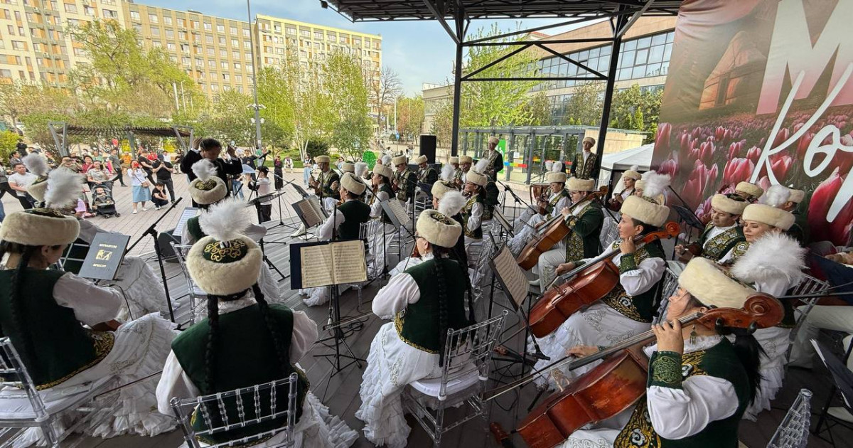 Алматыда Нұрғиса Тілендиевтің 100 жылдық мерейтойына арналған көшпелі концерт өтті