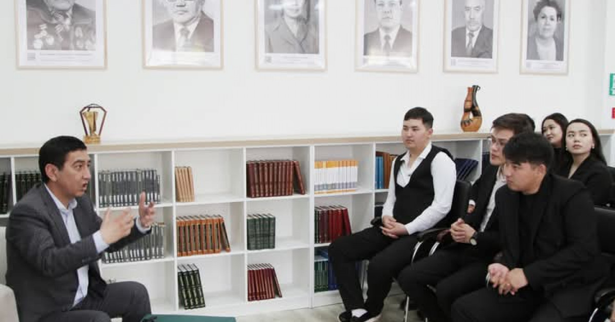 Айтыскер Ринат Зайытов студенттермен кездесті