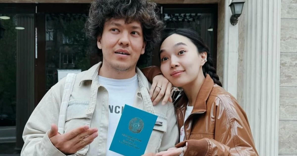 Айжұлдыз Адайбекова мен Сәкен Қағаров неке куәлігін көрсетті