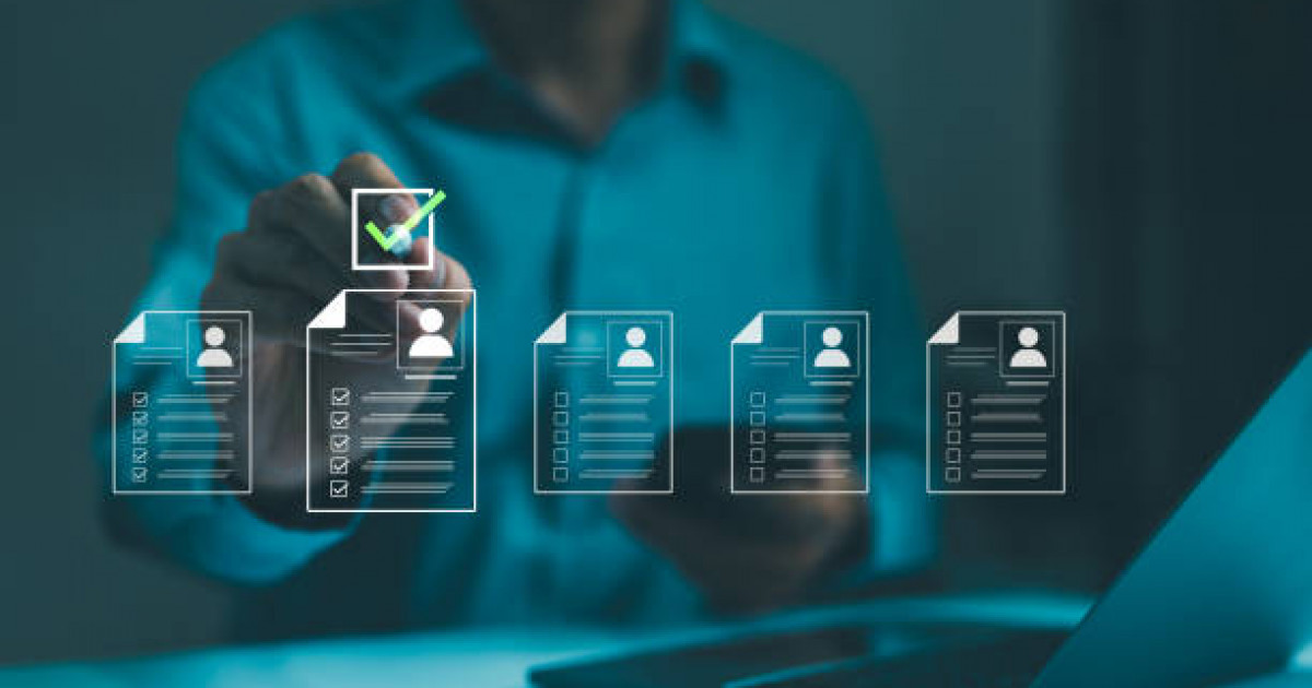 Ол мұның бәрін кискасына итеріп жіберді.