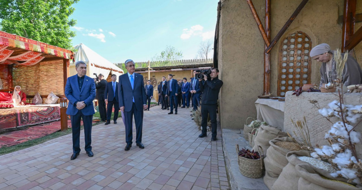 Қасым-Жомарт Тоқаев пен Гурбангулы Бердімұхамедов «Этноауыл» кешеніне барды