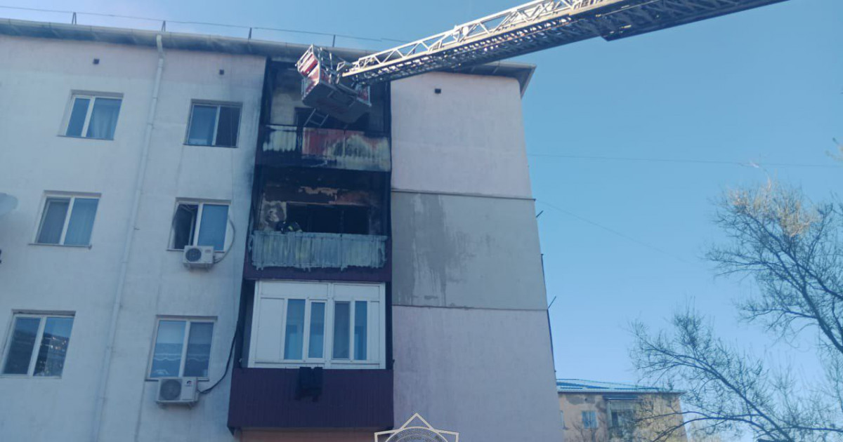 Қонаев қаласында жанып жатқан үйден 21 адам эвакуацияланды