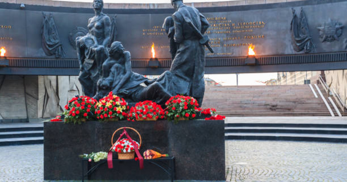 «Күнде көше-көшедегі мәйіттерді жинап, Канонеркаға апарамыз»: жау қоршауында қалған Ленинград шайқасы