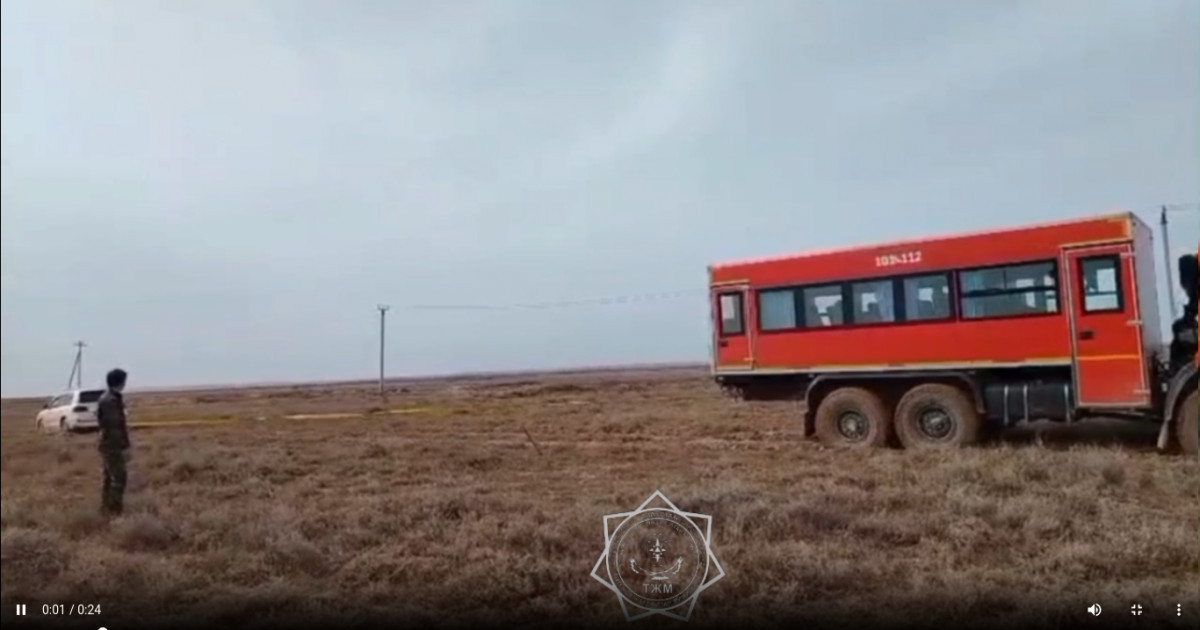 Тәулік бойы көлігі балшықта кептеліп, тұрып қалған жолаушылар құтқарылды