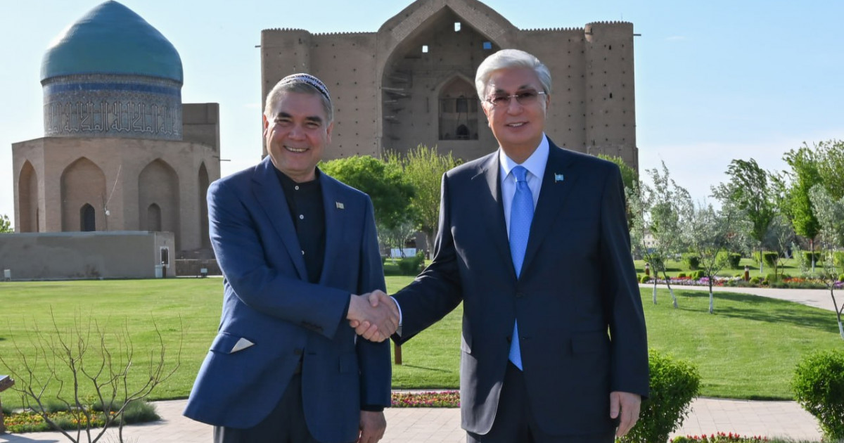 Тоқаев пен Бердімұхамедов Қожа Ахмет Ясауи кесенесіне зиярат етті