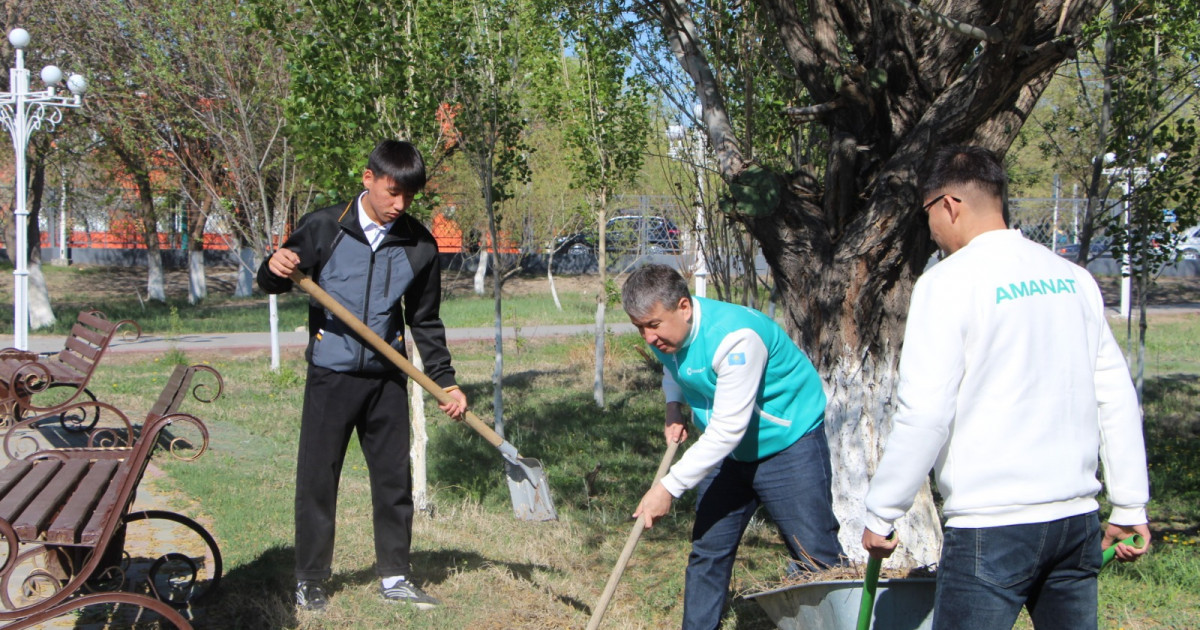 Ұлы Жеңістің 80 жылдығы қарсаңында жастар «Тағзым» алаңында ардагерлердің ескерткішін тазалады