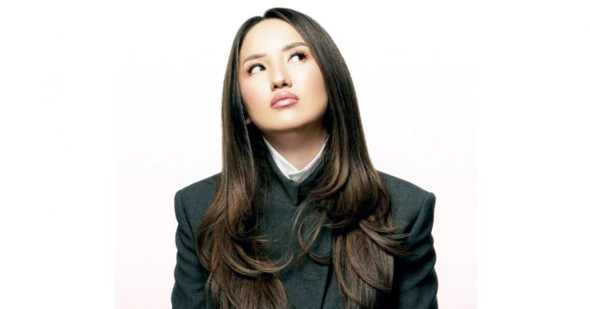 Артынан сексуалды брюнеткалар