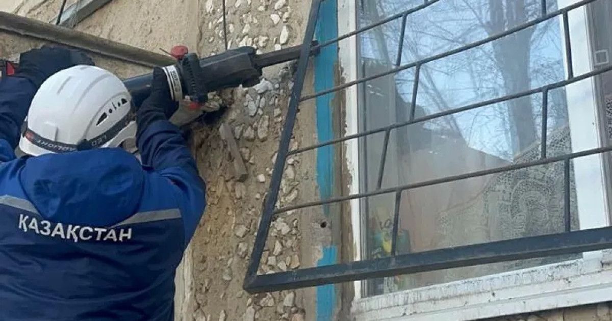 Жезқазғанда құтқарушылар қарт әйелге көмектесті