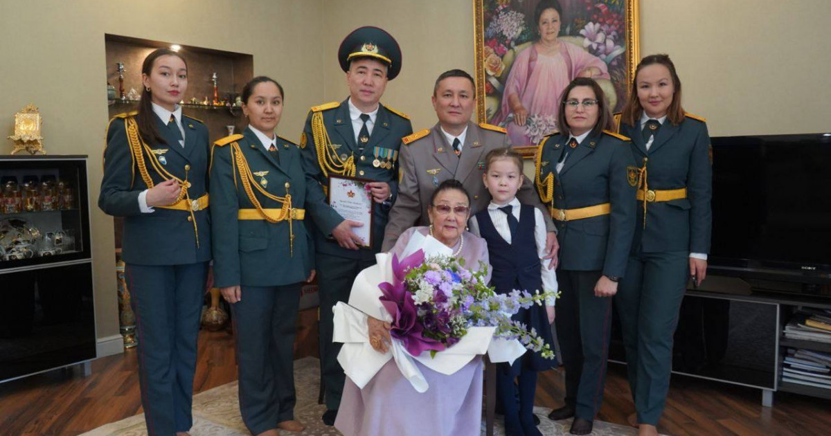 Әскери қызметшілер Бибігүл Төлегенованы Жеңістің 80 жылдығымен құттықтады