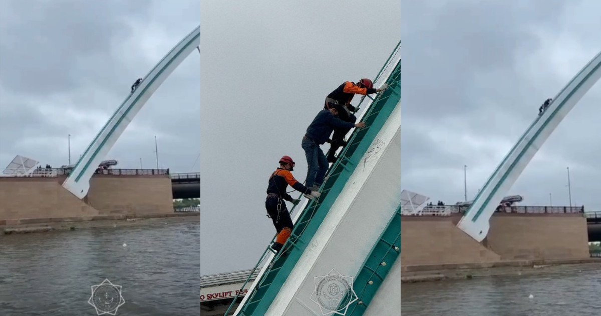 Астанада құтқарушылар көпір үстіндегі ер адамды аман алып қалды