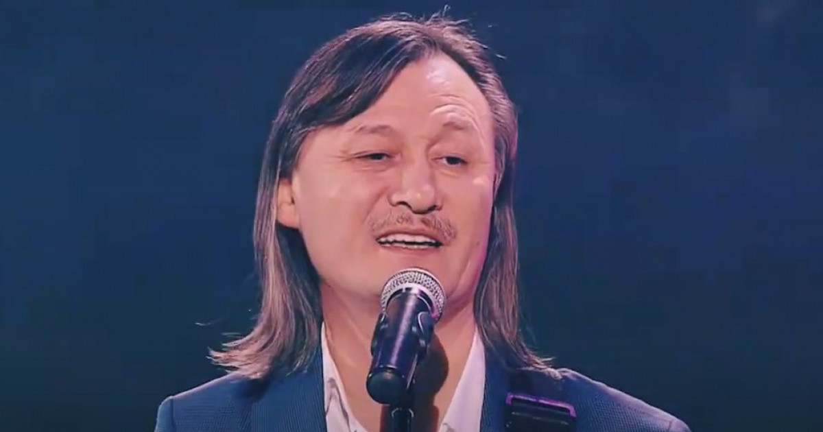 «Бес жасымда көріпкел айтқан»: әнші Ұлықпан Жолдасов шашын өсіруге не себеп болғанын айтты