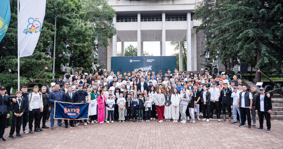 «Чемпиондық рух»: танымал спортшылар жастармен таңғы жаттығу өткізді