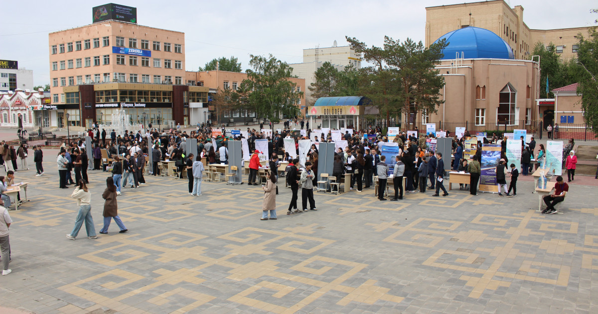 Екі қолға бір күрек: Қостанайда «Жастар рухы» белсенділері бос жұмыс орындары жәрмеңкесін ұйымдастырды