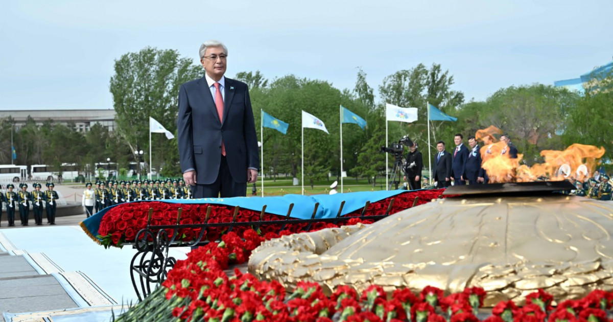 Қасым-Жомарт Тоқаев «Отан Ана» монументіне гүл шоғын қойды