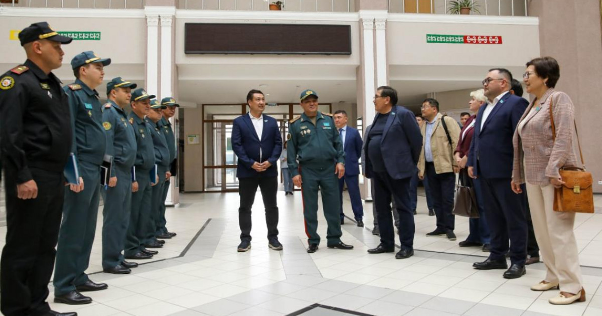 Мәжіліс депутаттары Щучинск қаласындағы әскери колледжде көшпелі отырыс өткізді