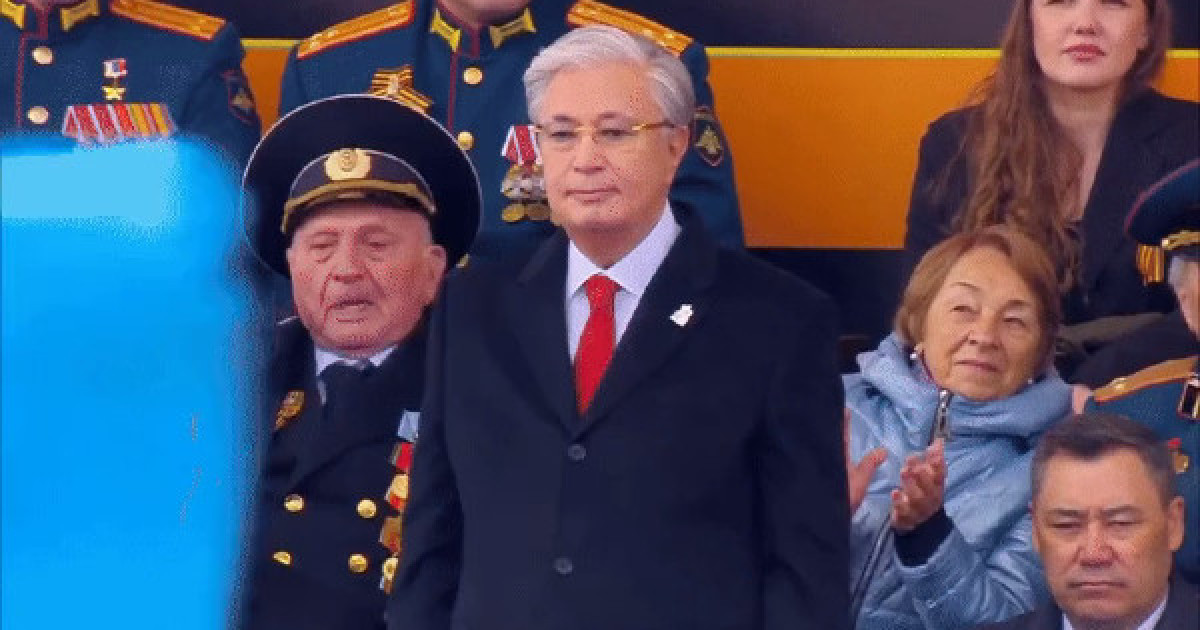 Мемлекет басшысы белгісіз жауынгердің бейітіне гүл шоғын қою рәсіміне қатысты