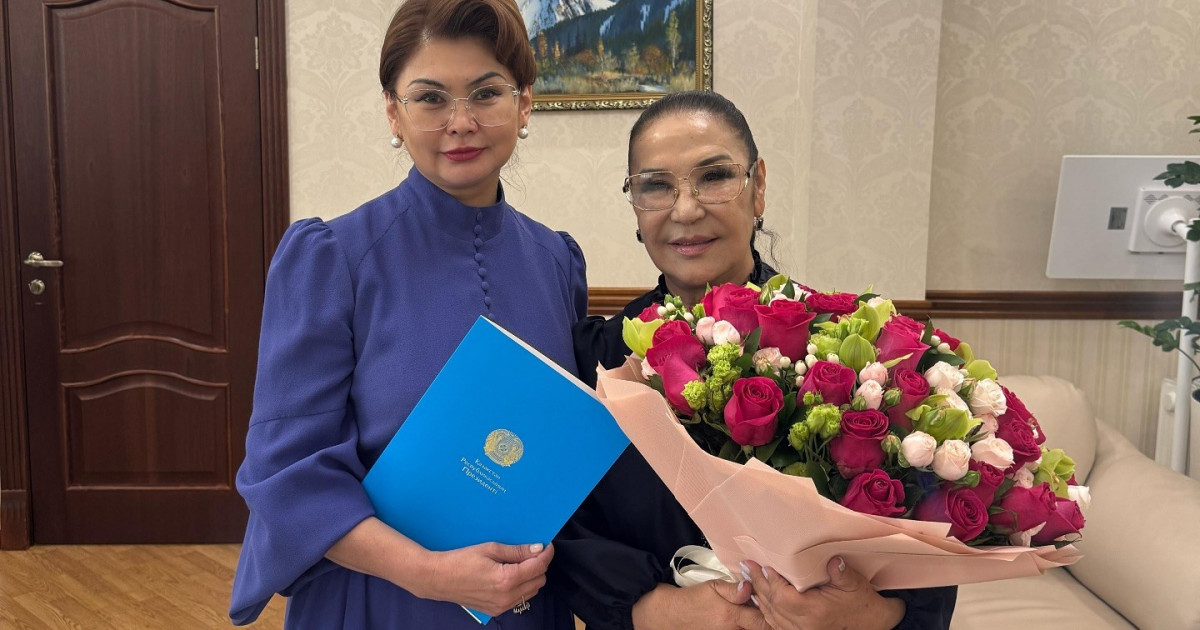 Министр Аида Балаева әнші Майра Ілиясоваға Президенттің құттықтауын табыстады