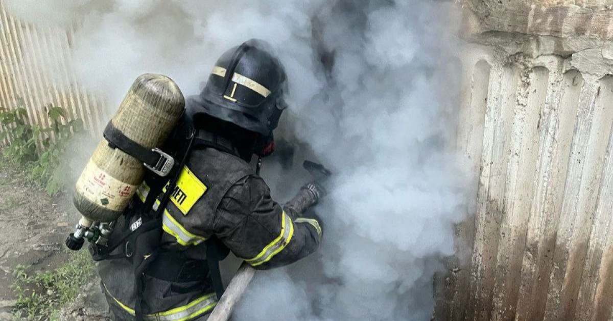 Оралда көпқабатты үйде өрт шығып, 9 адам эвакуацияланды