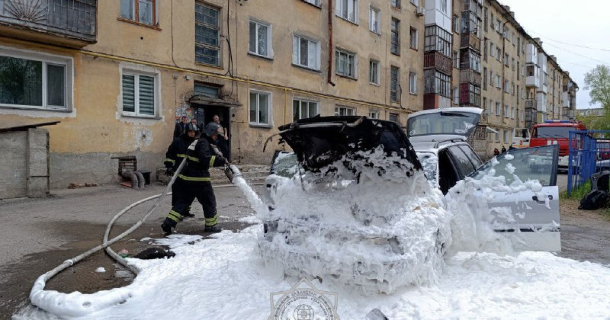 Петропавлда көпқабатты үй ауласында көлік өртенді