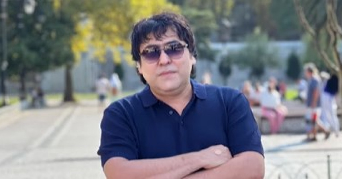 «Саған деген махаббаты мәңгілік болсын»: Мейрамбек Беспаев өнердегі досына ерекше сыйлық берді