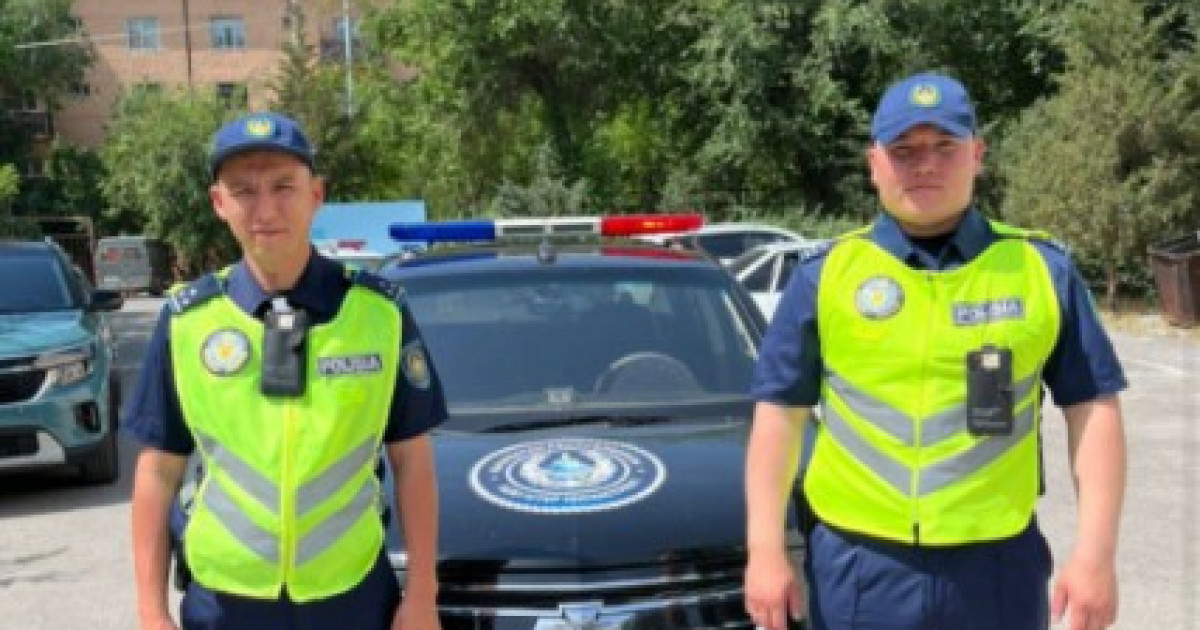 Түркістанда полицейлер көліктегі өртті сөндіріп, жүргізушіні құтқарып қалды