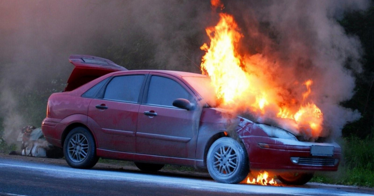 Түркістанда полицейлер көліктен шыққан өртті сөндіріп, жүргізушіні құтқарды (видео)