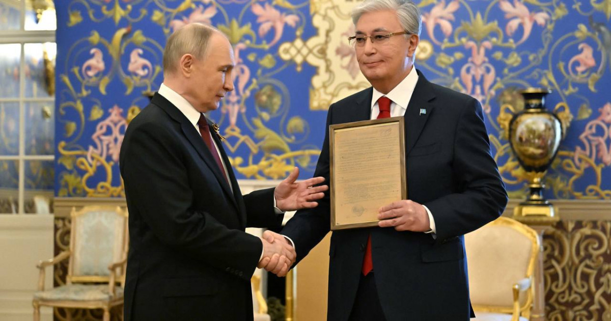 Владимир Путин Қасым-Жомарт Тоқаевқа гвардия сержанты Кемел Тоқаевты марапаттау парағын табыстады