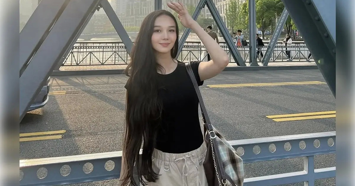 «Желідегі бейнежазба толық емес»: Ақнәр Хамиттің терезеден секіруге оқталған видеосы тарады