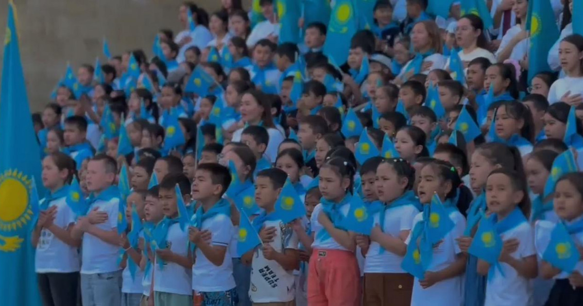 10 000-нан астам бала бір мезетте мемлекеттік Әнұранды орындады