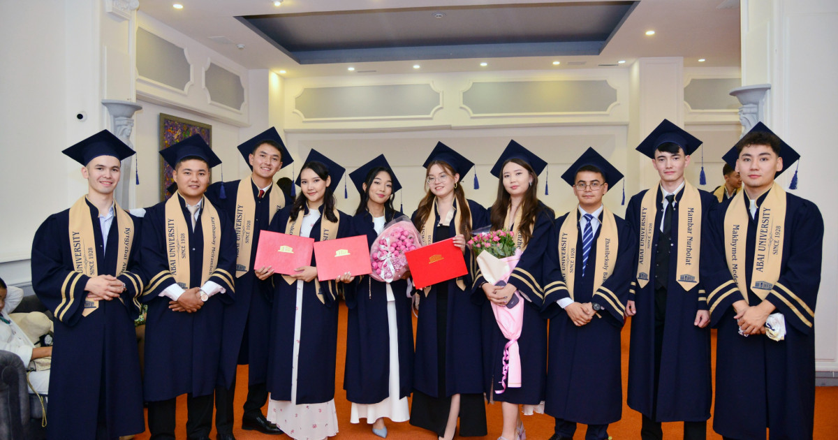 Абай атындағы ҚазҰПУ түлектеріне салтанатты түрде диплом табысталды