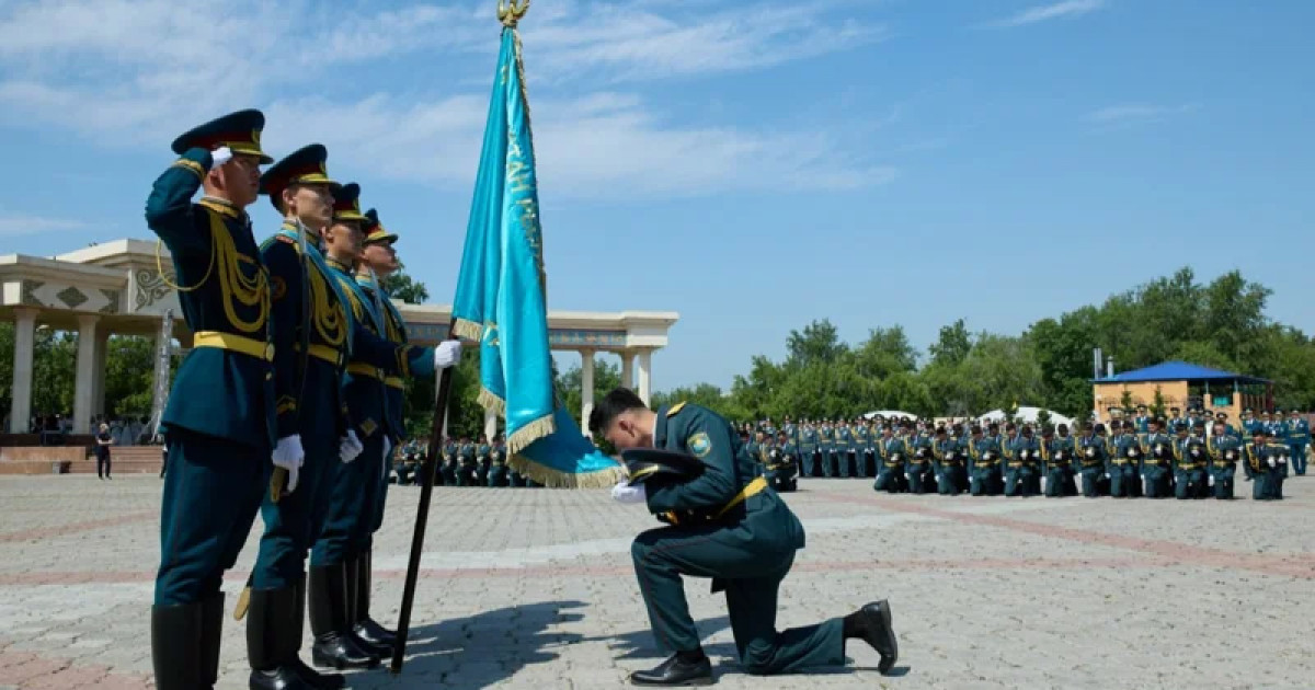 Академия түлектеріне диплом табысталды