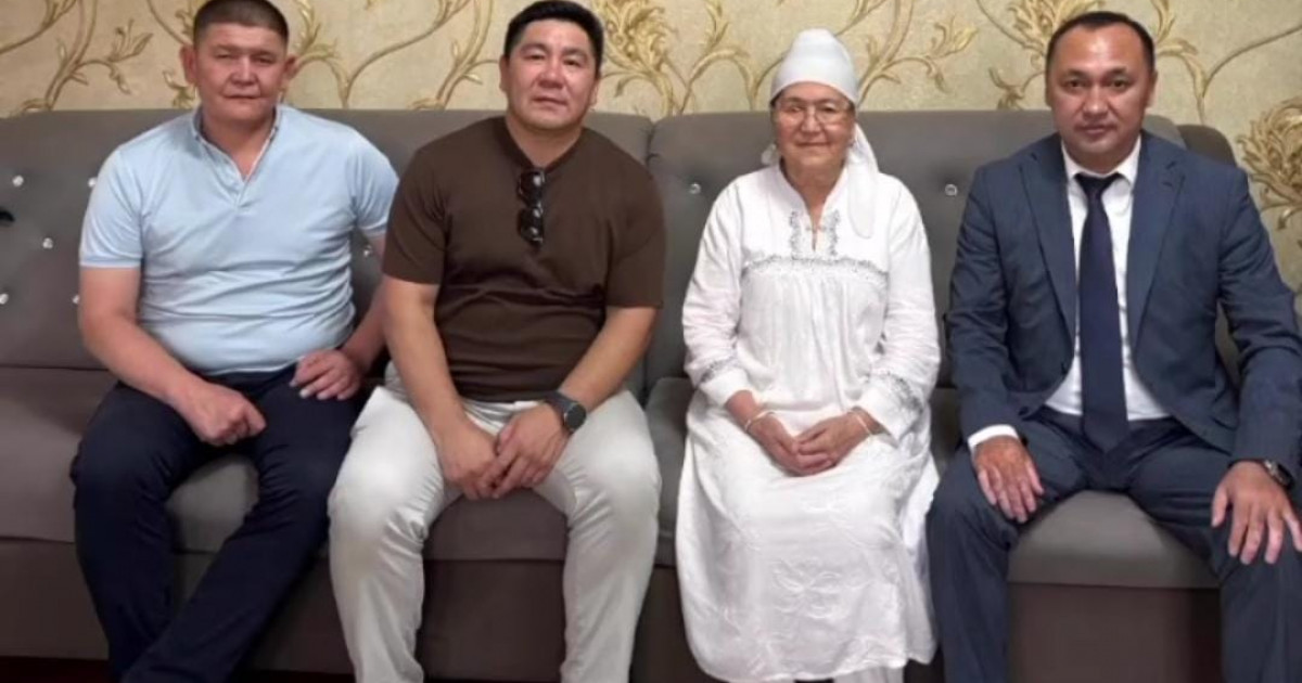 Бақыт Сәрсекбаев марқұм Бекзат Саттархановтың үйіне барып, Құран бағыштады (видео)