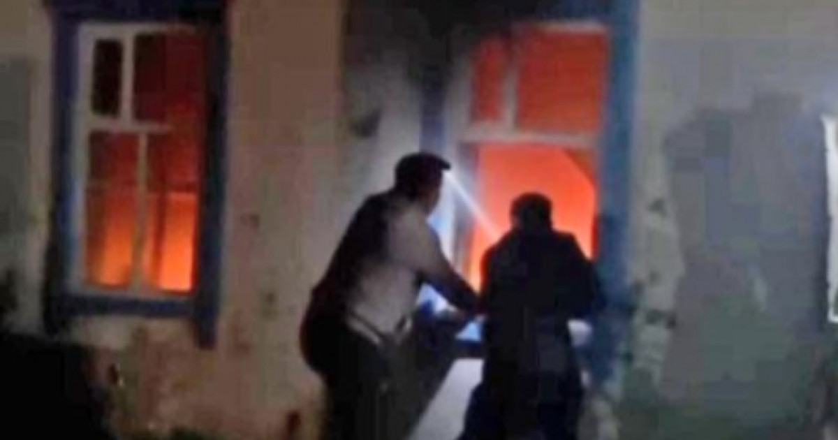 Электрик өртеніп жатқан үйден әйелді алып шықты