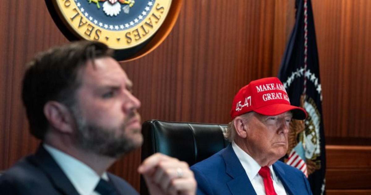 Иранға соққы сәтінде Трамп кімдермен бірге болды – Ақ үй сирек фотосуреттерді жариялады