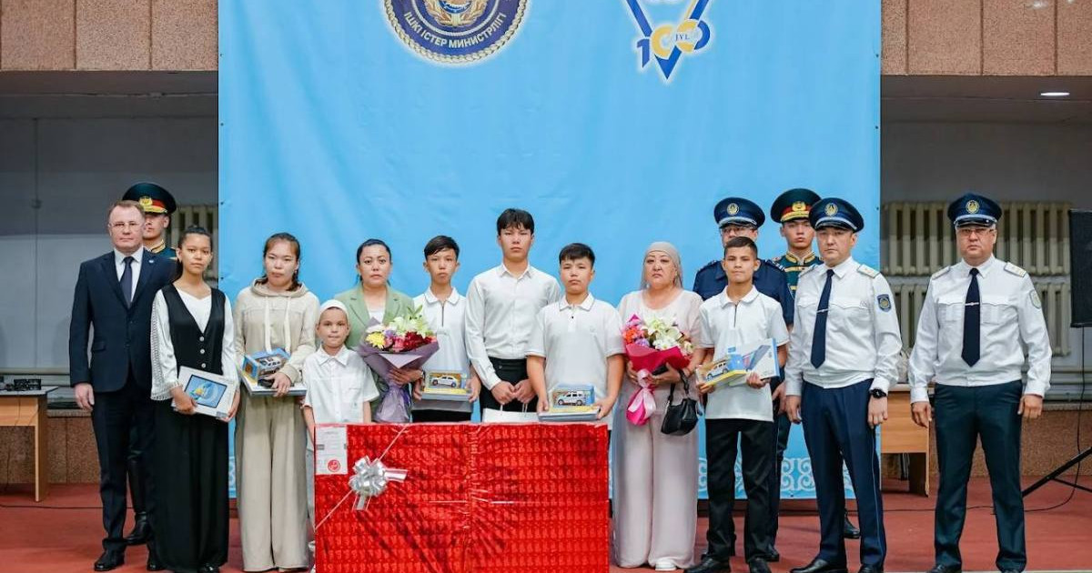 Қаза тапқан полицейдің отбасына автокөліктің кілті табысталды