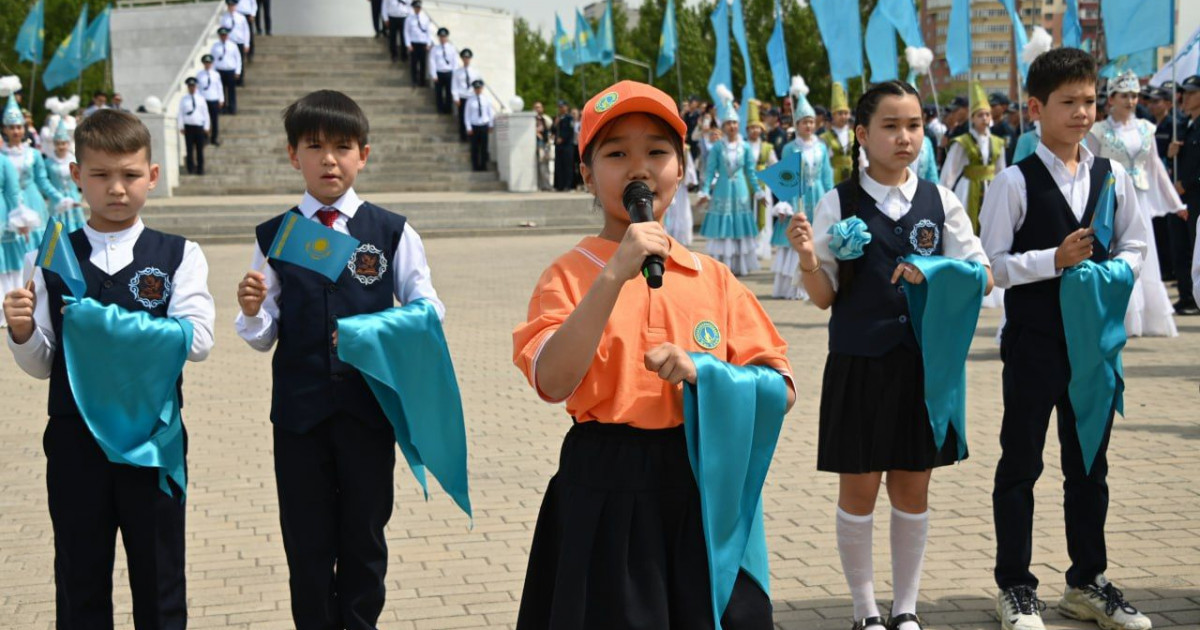 Көк байрақ көкте қалықтап