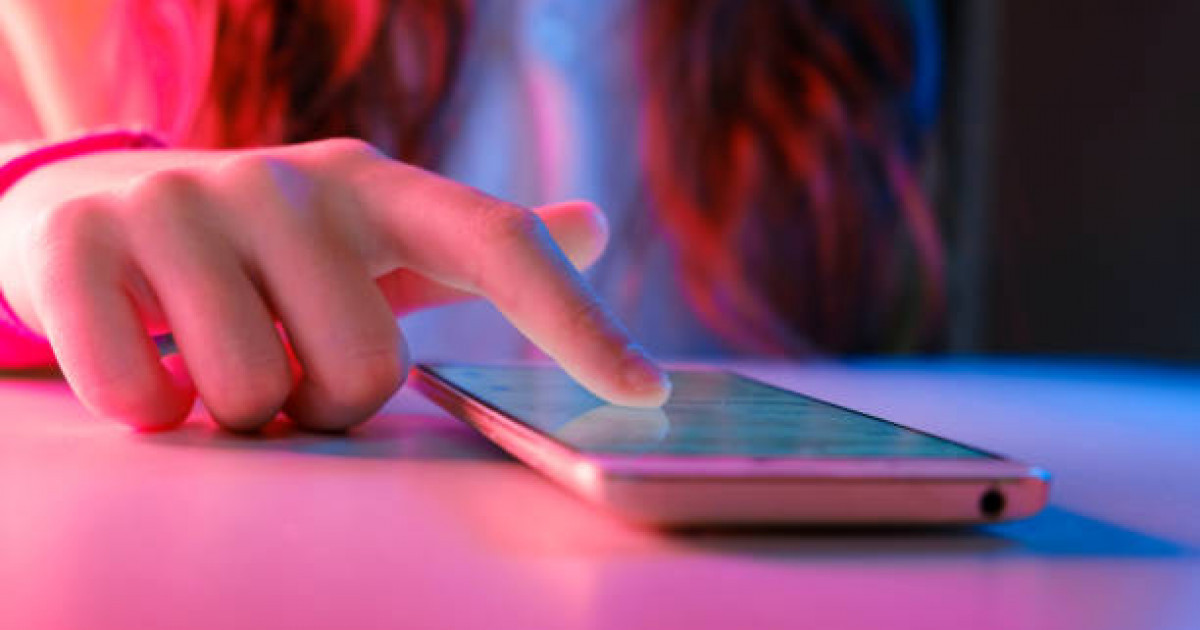 Әлеуметтік желілер балаларда депрессия белгілерін күшейтуі мүмкін – зерттеу қорытындысы